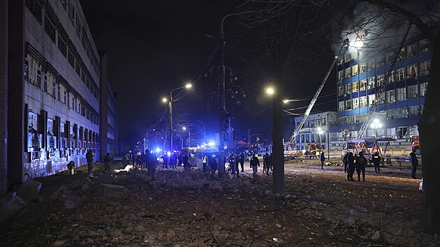 Z�chran��i pracuj� na m�st� rusk�ho leteck�ho �toku v Z�poro�� (8. ledna 2025).