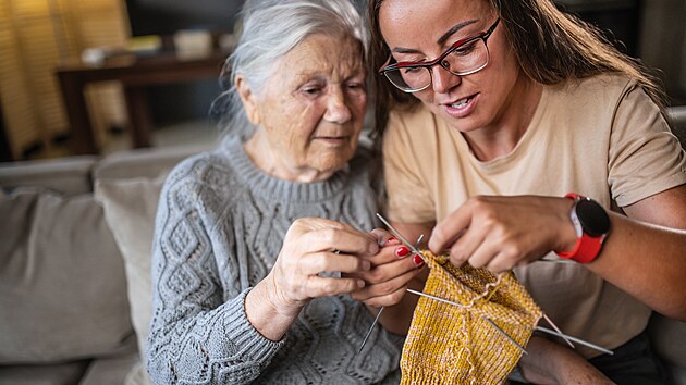 Pokud m�te to �t�st� a st�le m�te babi�ku, kter� um� pl�st, jist� v�s to r�da nau��. Nav�c si ob� �i oba u�ijete spole�n� str�ven� �as.