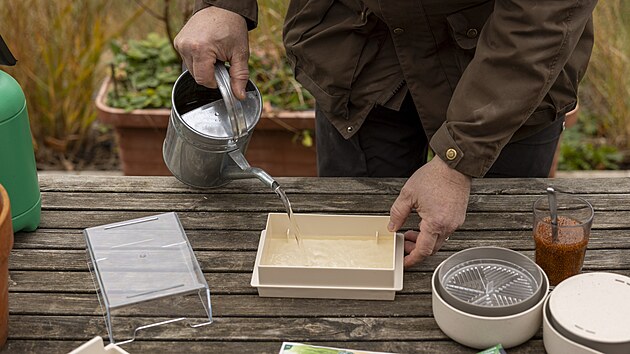 Vyp�stovat mlad� rostlinky zeleniny lze �ist� jen ve vod�, tak�e je pak m�te �pln� �ist�. Vyp�stujete je t�m�� v jak�koliv misce, koupit lze i takovouto speci�ln�. 