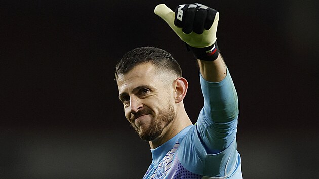 Dojatý branká� Martin Dúbravka z Newcastle kyne fanou�k�m po semifinále...