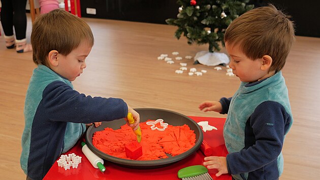 Na lekcch Sensory Play jejich organiztorky kombinuj zakoupen speciln pomcky s doma vytvoenmi originly a s materilem veho druhu.