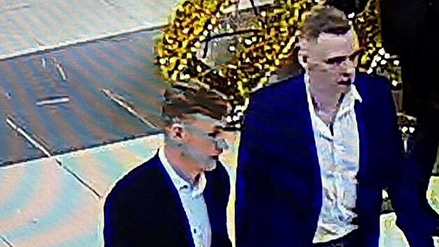 Po prosincovm galaveeru bojovch sport v Pardubicch policie hled dva mue na snmku. (3. ledna 2025)