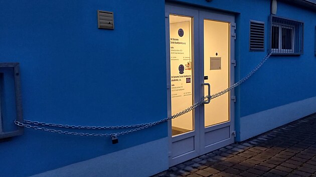 Vstup do s�dla Dynama byl p�es noc chr�n�n� �et�zem.