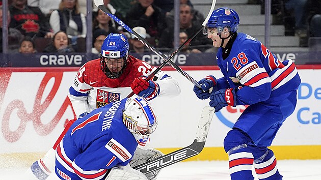 �esk� �to�n�k Adam Novotn� (24) se dral do �ance b�hem semifin�le MS dvac�tek se Spojen�mi st�ty.