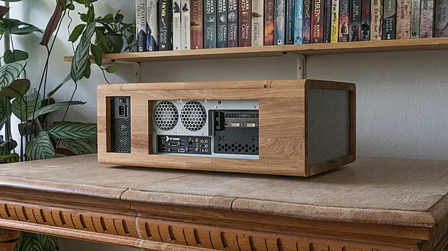 Nad�enec si vlastnoru�n� ze d�eva vyrobil vkusnou PC bednu, kter� vypad� vkusn� i v ob�v�ku.
