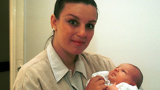 Petra Schmalzov� (za svobodna Py�ov�) p�i odchodu z porodnice U Apolin��e, se svou dcerou Ka�enkou (Praha, 1995)