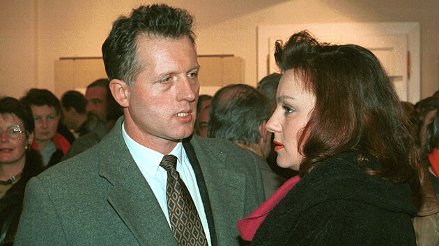 Politik Miroslav Macek a n�kdej�� televizn� redaktorka Petra Py�ov� (1993)