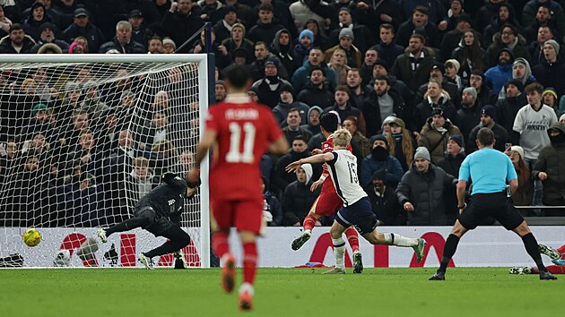 Z�lo�n�k Tottenhamu Lucas Bergvall (uprost�ed) st��l� g�l do s�t� Liverpoolu.