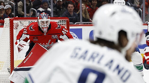 Logan Thompson (48) v br�n� Washington Capitals sleduje hru Vancouver Canucks.