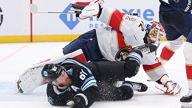 Sergej Bobrovskij (72) z Floridy sk��e p�es Lawsona Crouse (67) z Utahu.