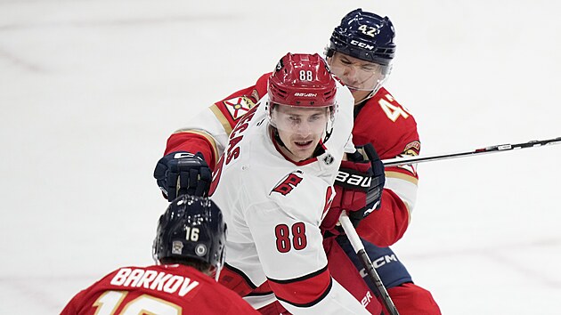 Martin Ne�as (88) z Carolina Hurricanes v sev�en� hr��� Florida Panthers. Vlevo Aleksander Barkov, vpravo Gustav Forsling.