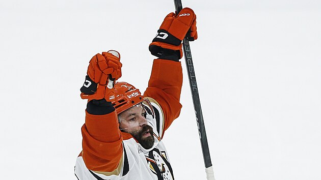 Radko Gudas z Anaheim Ducks oslavuje g�l.