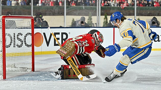 Petr Mr�zek (34) z Chicago Blackhawks �el� b�hem Winter Classic pokusu Zacka Bolduka ze St. Louis Blues.