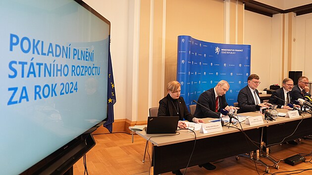 Ministr financ� Zbyn�k Stanjura a p�edseda vl�dy Petr Fiala na tiskov� konferenci ke zve�ejn�n� zpr�vy ohledn� hospoda�en� st�tu za rok 2024 (6. ledna 2025)