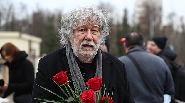 Re�is�r Zden�k Tro�ka p�ich�z� na posledn� rozlou�en� s Janou Synkovou (8. ledna 2025).
