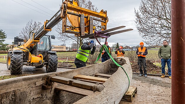 Replika prav�k�ho �lunu v�� 1,4 tuny, se st�hov�n�m pom�hala firma s technikou. (8. ledna 2025)