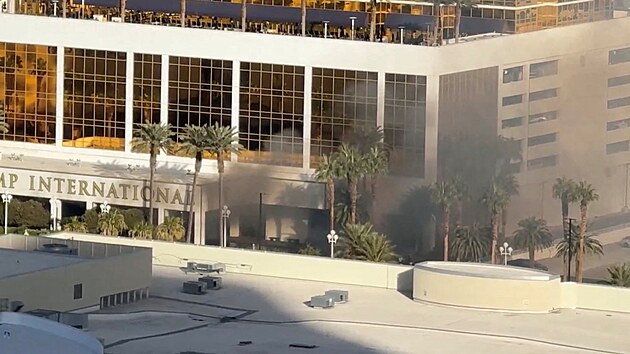 Ped dvemi hotelu Trump International v Las Vegas explodovala Tesla Cybertruck, zemel jej idi. (1. ledna 2025)