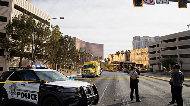 P�ed dve�mi hotelu Trump International v Las Vegas explodovala Tesla Cybertruck, zem�el jej� �idi�. (1. ledna 2025)