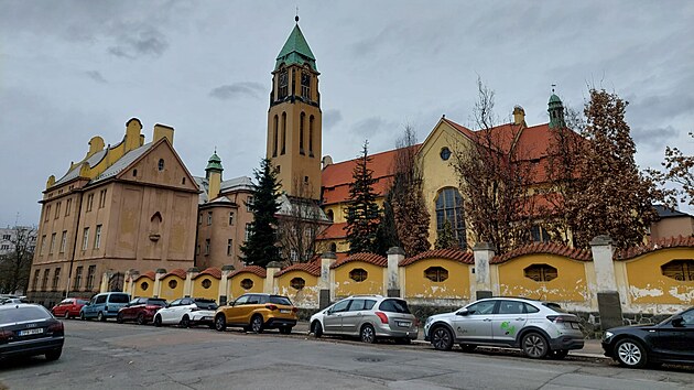 Dominik�nsk� kl�ter s kostelem Panny Marie R��encov� na Jir�skovo n�m�st� v Plzni (2. ledna 2025)