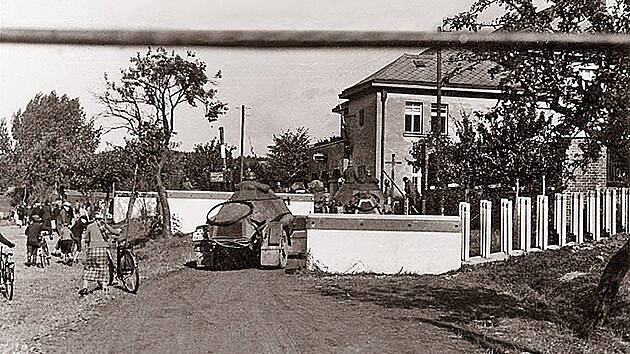 Prjezd kolony obrnnch voz SdKfz 221 vhybnm zazenm . 2 ped folmavskou celnic 8. jna 1938