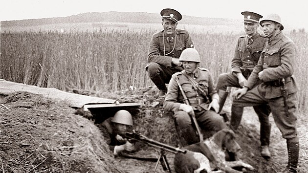 Pslunci 3. ety SOS na bojovm stanoviti u verubskho hbitova, erven 1938