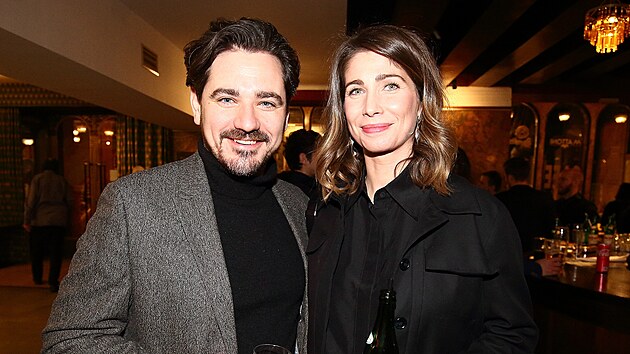 Vojt�ch Kotek a jeho partnerka Radana na premi��e filmu Betl�msk� sv�tlo (Praha, 8. b�ezna 2022)