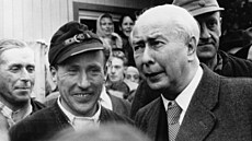 Friedland. Prezident Spolkové republiky N�mecko Theodor Heuss rozmlouvá s...