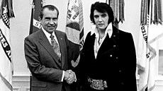 Elvis Presley pi setkání s Richardem Nixonem v Bílém dom (21. prosince 1970)