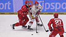 Ale Jergl z Hradce se snaí udret puk, lepí se na nj Marko Dao z Tince.