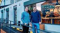 Ond�ej Kucha� stojí s Jakubem �tefe�ekem p�ed kavárnou a pekárnou Zrno Zrnko.