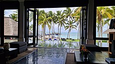 U� vstupní portál hotelu Constance Belle Mare Plage nutí hosta sáhnout po...