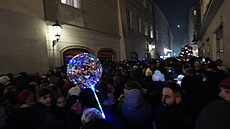 Lidé v centru Prahy slaví p�íchod roku 2025. (1. ledna 2025)