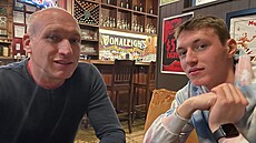 Hokejista Eduard �alé (vpravo) s otcem Markem.