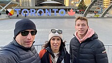Hokejista Eduard �alé (vpravo) s rodi�i v kanadském Torontu.
