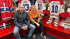 Hokejista Eduard �alé (vpravo) s otcem Markem na náv�t�v� Sín� slávy NHL v...