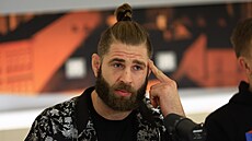 Zápasník Ji�í Procházka p�ed odletem na turnaj UFC 311 v Los Angeles. (2. ledna...