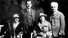 Man�elé Janá�kovi (zprava) a man�elé Stösslovi na snímku z roku 1925.