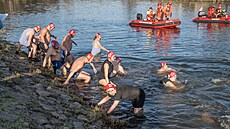 Atmosféra na tradi�ním váno�ním plavání v B�eclavi. (26. prosince 2024)