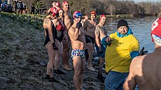 Atmosféra na tradi�ním váno�ním plavání v B�eclavi. (26. prosince 2024)