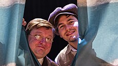 V oblíbené komedii Bylo nás p�t hraje Michal Isteník (vlevo) Vendelína Bajzu,...