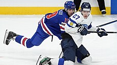 Americký útoník Trevor Connelly a jeho finský sok Julius Miettinen bojují o...