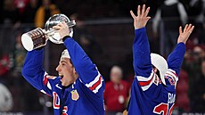 Ameriané Gabe Perreault a Zeev Buium se radují z vítzství na MS hokejist do...