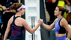 Linda Nosková gratuluje k vít�zství Marii Sakkariové na turnaji v Adelaide.