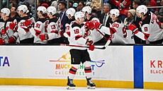 Ond�ej Palát p�ijímá gratulace od spoluhrá�� z New Jersey Devils po tref� proti...