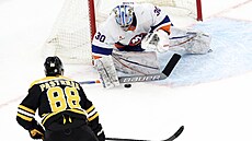 Branká� Ilja Sorokin z New York Islanders zasahuje proti st�ela Davida...