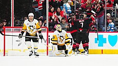 Sebastian Aho, Martin Ne�as a Dmitrij Orlov z Carolina Hurricanes oslavují gól...