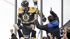 David Pastrák z Boston Bruins slaví trefu proti New York Islanders.