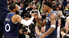 Mike Conley a Anthony Edwards z Minnesota Timberwolves se hecují v zápase proti...