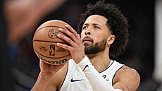 Cade Cunningham z Detroit Pistons se soust�edí p�ed trestným hodem v zápase s...