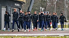 Fotbalisté Hradce Králové p�icházejí na první trénink v rámci zimní p�ípravy.